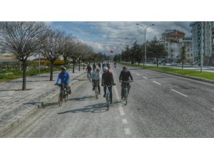 Beyşehir’de bisikletseverler çocuklar için pedal çevirdi