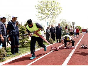 İtfaiyeciler birinci olabilmek için kıyasıya yarıştı