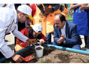 Başkan Altay, özel öğrencilerle fide dikti