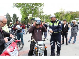 Konya’da motosiklet sürücülerine kask dağıtıldı