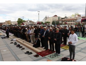 Konya’da Ramazan’ın ilk cuma namazında camiler doldu taştı