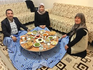 Vali Mantı eşiyle birlikte iftar sofrasına misafir oldu