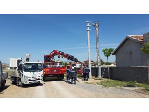 Elektrik direğinden düşen işçi hastanelik oldu