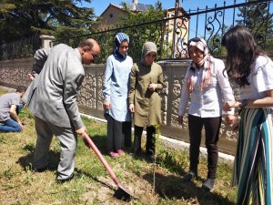 Akşehir’de engelli çocuklar fidan dikti