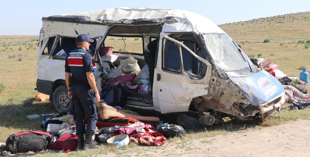 Aksaray-Konya yolunda kaza! Tarım İşçilerini Taşıyan Minibüs Devrildi: 13 Yaralı