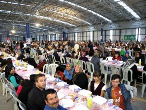 Aksaray Belediyesi, binlerce vatandaşa iftar yemeği verdi