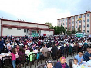 Aksaray Belediyesi ve Kızılay sponsorluğunda mahalle iftarı