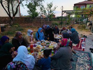 AK Parti Kadın Kolları “Komşum ile İftar” programına devam ediyor