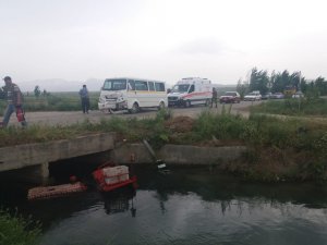 Öğrenci taşıyan minibüsün çarptığı traktör kanala düştü: 13 yaralı