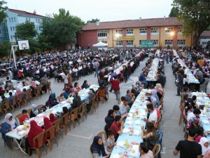 5 bin kişi mahalle iftar sofrasında buluştu