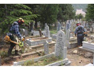 Seydişehir Belediyesi ekiplerinden mezarlıklarda temizlik