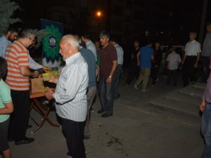 Aksaray Belediyesinden teravih namazı sonrası içecek ikramı