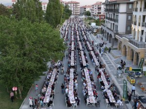 Ramazanın bereketi Aksaray Belediyesi mahalle iftarlarında yaşanıyor