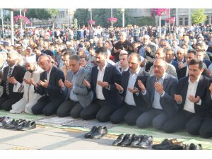 Bakan Kurum, Bayram namazını Konya’da kıldı