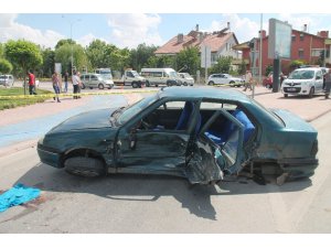 Otomobiller çarpıştı, altında kalan genç kız hayatını kaybetti