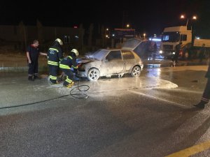 Yanan otomobil itfaiye tarafından söndürüldü