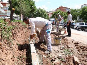 Aksaray Belediyesi yol ve kaldırım çalışmalarına devam ediyor