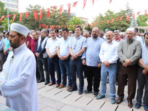AK Parti Aksaray teşkilatı Mürsî için namaza durdu
