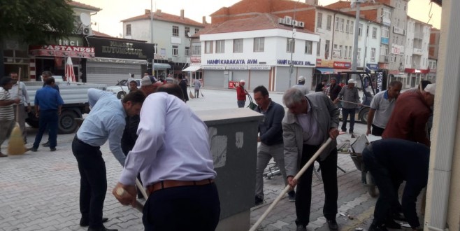 Başkan Belgemen İşçiler ve Meclis Üyeleriyle Birlikte Eskil Sokaklarını Temizledi!