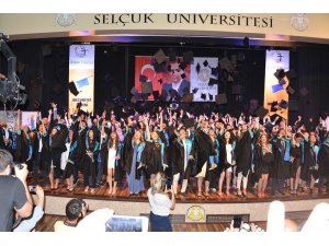 Selçuk İletişim Fakültesinde mezuniyet heyecanı