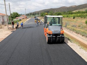 Aksaray Belediyesi, Laleli Mahallesinde yolları asfaltlayarak hizmete sunuyor