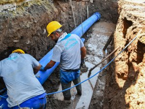 Aksaray Belediyesi su kesintisine neden olan hatları yeniliyor