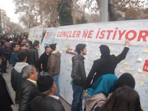 Gençler isteklerini Fikir Duvarını yazdı