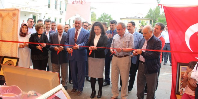 Eskil Halk Eğitim Merkezi'nden Görkemli Yıl Sonu Sergisi