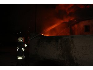 Yangın çıkan evdeki vatandaşı yanmaktan polis ekipleri kurtardı