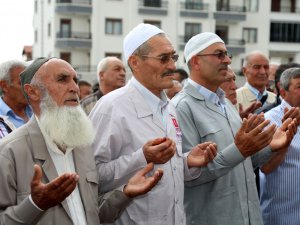 Aksaraylı 84 hacı adayı, dualarla kutsal topraklara uğurlandı