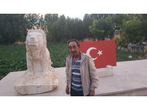 Şehit komşusunun anısına bayrak ve aslan figürü yaptı