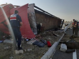 Aksaray’da hayvan yüklü tır devrildi: 2 yaralı