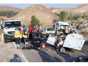 Aksaray'da Kahreden Kaza! Anne ve oğlu kazada öldü, 3 kişi yaralandı