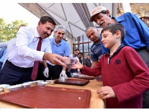 Karatay Belediyesinden vatandaşlara aşure ikramı