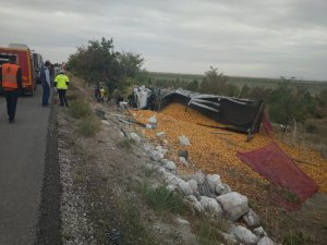 Karapınar’da mısır yüklü tır devrildi: 1 yaralı