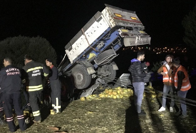 Konya’da kontrolden çıkan tır, otomobili altına aldı: 2 ölü, 3 yaralı