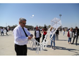 Rektör öğrencilerle uçurtma uçurdu, türkü söyledi