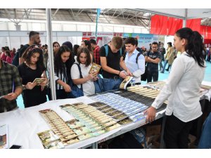 ASÜ öğrencilerinden kitap fuarına yoğun ilgi