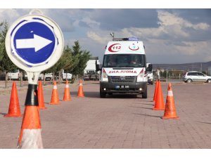 Aksaray’da ambulans sürücüleri parkurun tozunu attırdı