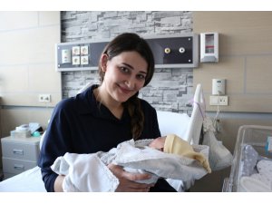 955 gram doğan Aren bebek 100 günde hayata tutundu