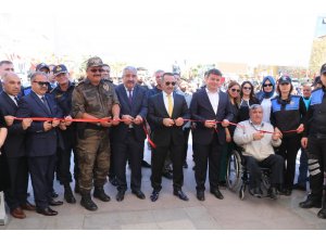 Polislerle çalışma yapan özel gençlerin özel sergisi açıldı