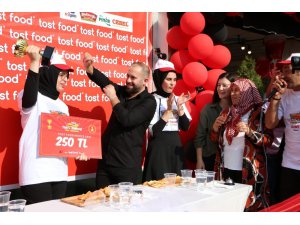 En çok tost ve sandviç yemek için yarıştılar