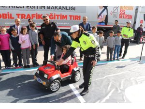 Minik yüreklere uygulamalı olarak trafik bilinci aşılanıyor