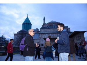 Gençler turistlerle konuşarak yabancı dillerini geliştiriyor