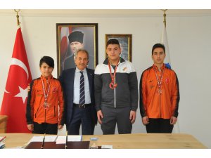 Başkan Akkaya’dan şampiyon sporculara altın