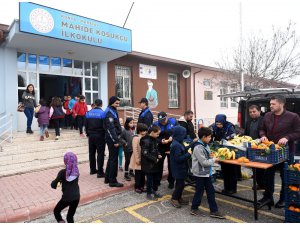 Karatay Zabıta’dan Yerli Malı Haftasında öğrencilere meyve