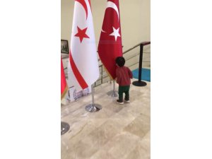 Minik Kerem onlarca bayrağın arasında Türk Bayrağına koşup öptü