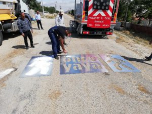 Köy yollarındaki trafik işaret ve levhaları yenilendi.