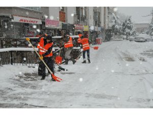 Akşehir’de kar temizliği çalışmaları aralıksız devam ediyor