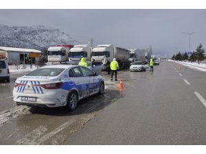 Konya - Antalya Karayolunda trafiğe tipi ve don engeli